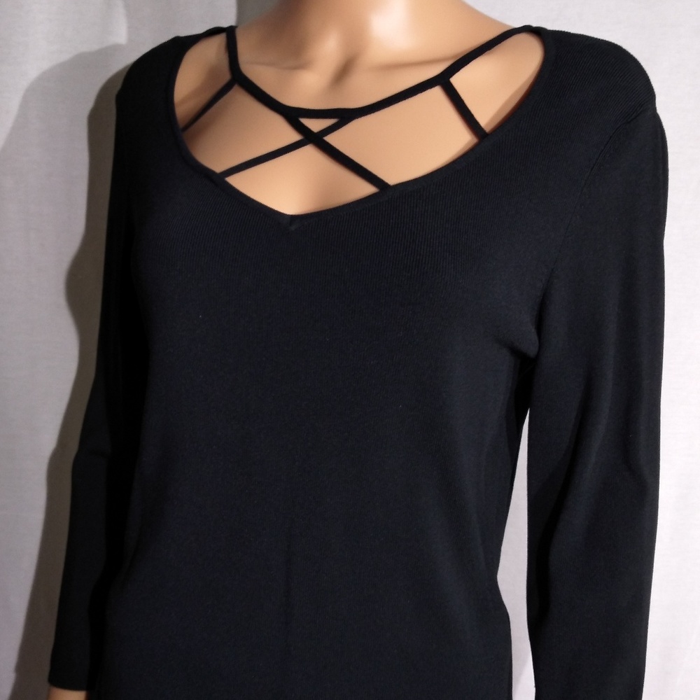 K-I-K-I-T  Crisscross Cut-Out Knit Top  L (L)